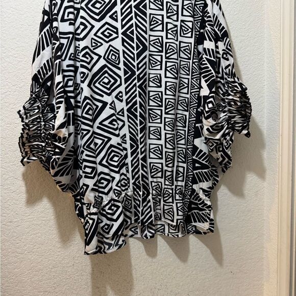 CHICOS size 0/ (6)black white oversize sleeved blouse with unique pattern - Picture 6 of 9